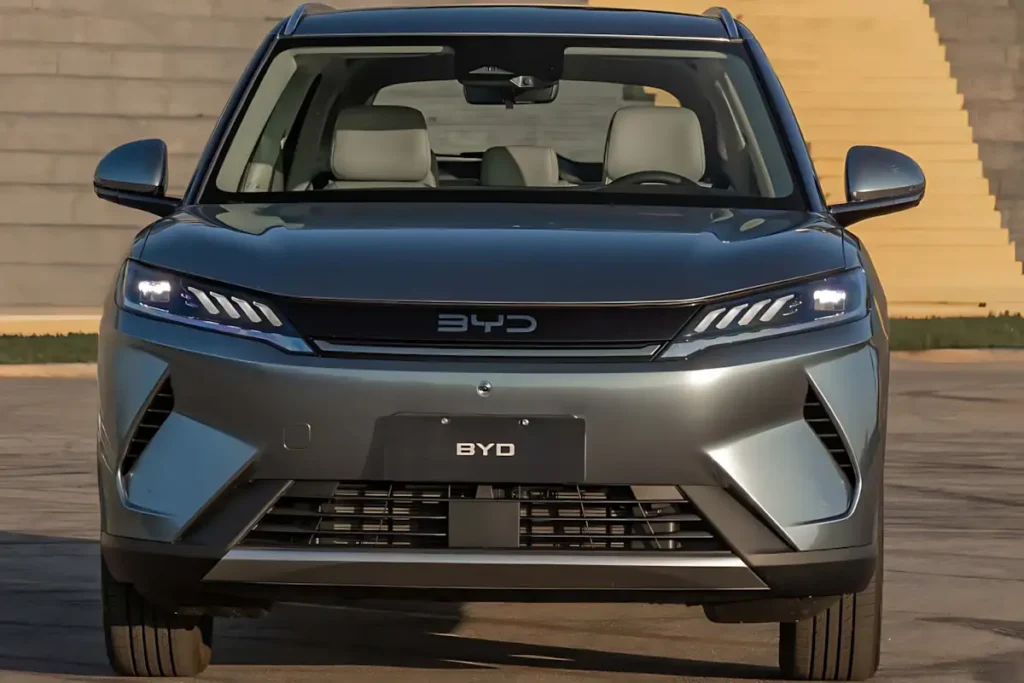 O BYD Atto 2 Híbrido Plug-in Flex é um SUV compacto que combina etanol, gasolina e eletricidade, com preços a partir de R$ 149.990