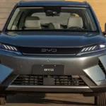 O BYD Atto 2 Híbrido Plug-in Flex é um SUV compacto que combina etanol, gasolina e eletricidade, com preços a partir de R$ 149.990