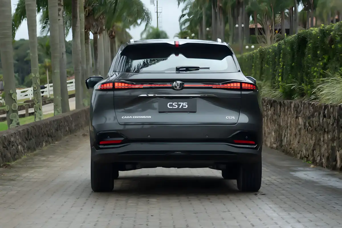 CAOA Changan CS75 2027 estreia em versão única Infinity por R$ 199.990
