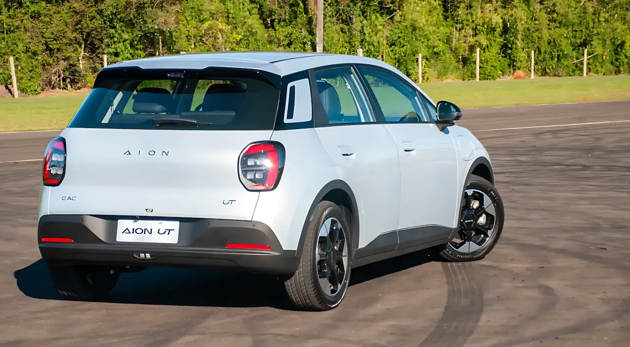 Novo GAC Aion UT combina 204 cv, 310 km de autonomia e cabine ampla