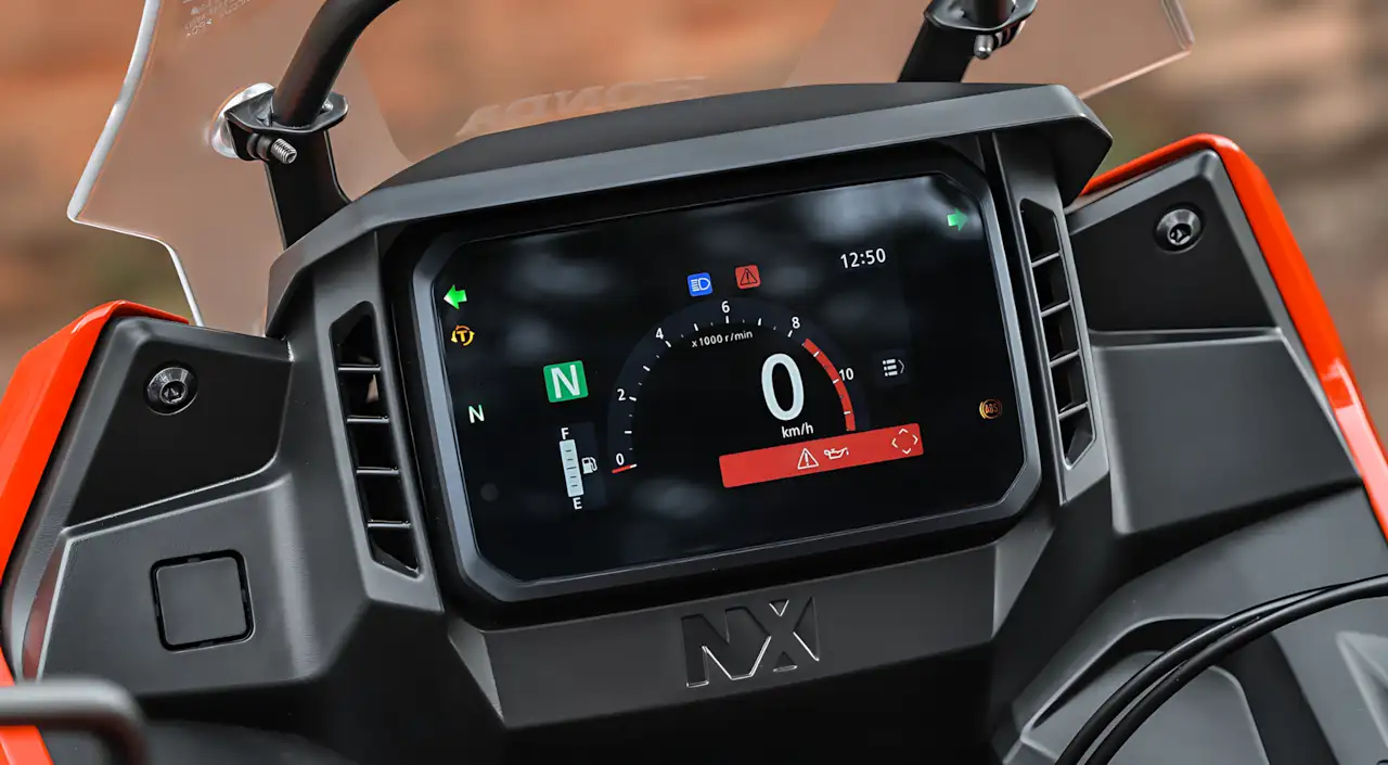 Painel TFT da Honda NX500 2027 em funcionamento