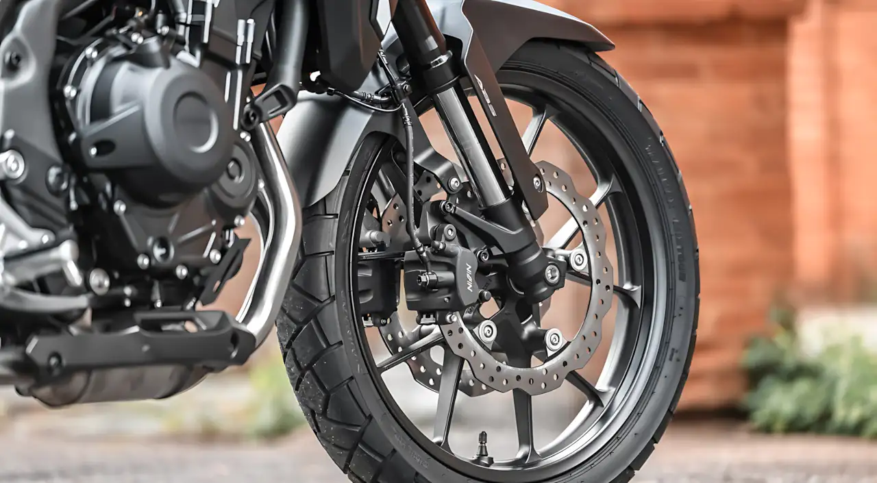 Honda NX500 2027 na nova cor Prata Metálico